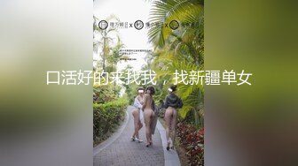 带着鼻环的黑妞舔湿手指再来玩穴