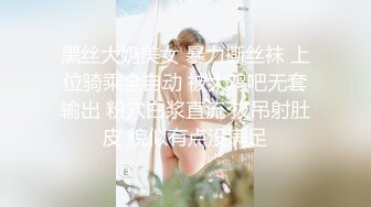 鞋店抄底没穿内裤的短裙少妇白白嫩嫩的大肥B就在眼前