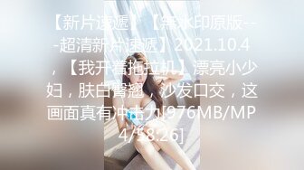 C商场抄底齐逼蓝裙细长腿绝色美妞❤️微透蕾丝内被骚穴浸湿了