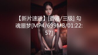 双手射穿美丽的黑发制服。 粘液最好的乳液打手枪