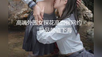 沙发上和两妹子一起玩