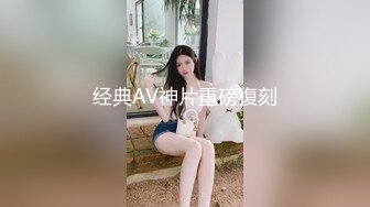 阿姨很忙看着自己的骚女儿在床上被大哥爆草抽插