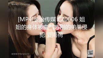 《极品CP✿魔手✿外购》大胆坑神潜入商场女厕独占坑位隔板缝中现场实拍多位小姐姐方便✿角度刁钻逼脸同框