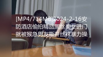 女学生在被占用的厕所前尿尿 (1)