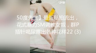 姐弟乱伦》老姐下车就把裤子脱了❤️在外面撅起一个大屁股来对着我说受不了了快点来操她