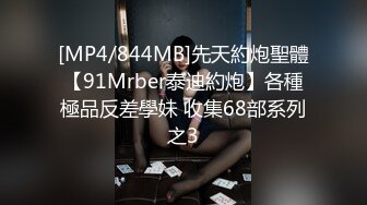 极品高颜值美女捂裙仍被抄底..花内前抄深深B缝隙 宽松花短裙美女逛商场..选商品被抄底蕾丝边内裤