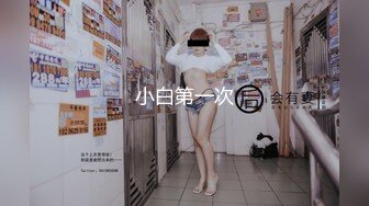 年轻漂亮女友一大早就被撩起衣服吃奶舔逼，还在睡意中被挑起性欲，随男友狂插淫穴，舒服的晨炮！