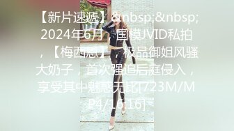 颜值很高的新人美女被好几个大哥玩弄，对着脸撸鸡巴口交，吃奶玩逼有说有笑，小屁股被人从后面草精彩别错过