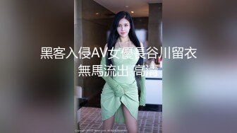 大神经典作品商场无门女厕全景偷拍玩手机的气质眼镜美女对着镜头方向表情挺丰富的