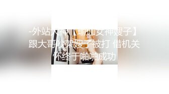 -脱光伴娘，新郎新娘表演啪啪口交，摸新娘咪咪