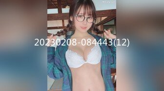 某办公大楼里的无门厕所40两个少妇