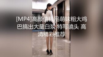 【原档首发】金发碧眼的蒂芙尼·沃森身着闪亮的黑色乳胶文胸，令人惊艳；