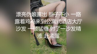 人妻母狗少妇的诱惑，让大哥按着头草嘴舔鸡巴，后入抽插爆草舔逼玩奶子，像母狗一样跪着被干