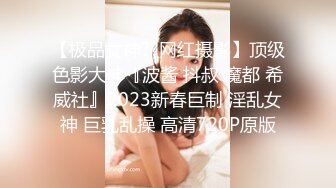 大陆AV剧情：旅行时与女友无套啪啪内射