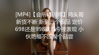 中年大叔忽悠美女顾客做特殊服务，全身按摩撩骚忽悠顾客揉奶玩逼