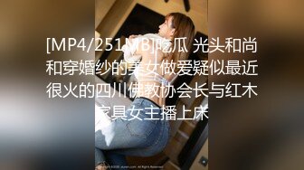 超美时尚极品身材人妖和美女闺蜜驾车出去玩车里就深喉口交野外啪啪操穴玩的就是心跳