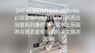 美女大白天故意打开车窗玩车震,在小穴上涂风油精,痛不欲生哭着在车上打滚,商场玩露出