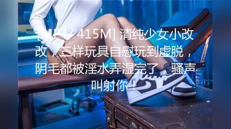 偷偷隔着门录下女友洗澡，她一无所知的继续搓洗头发，压根没发现我在拍她！