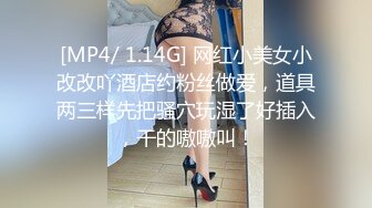 穿着浅蓝色轻飘飘百褶裙美女 逛街裙子被风吹起内裤全露出发现用手去捂已经晚了