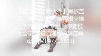 中年妇女的诱惑，全程露脸开档黑丝高跟情趣，听指挥展示揉奶玩逼，道具玩弄阴蒂真骚