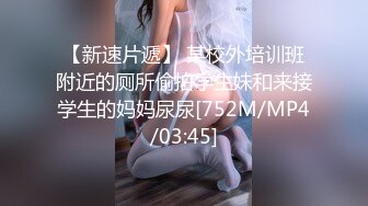 餐厅服务员小美女，来大姨妈了还要上班，正巧上厕所拍下了这一幕，底下还在流血！