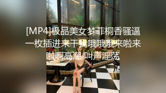 金发女抓着自己男友鸡鸡玩深喉