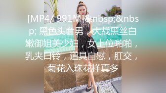 两只萝莉小母狗 爽不爽 三个洞都被填满了 三根鸡巴在母狗的身体里运动 小母狗撅起屁股被单男们排队轮奸