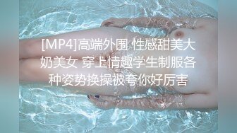 和娇嫩风情小美女外出散步 这甜美容颜苗条好身材看的心动受不了掏出鸡巴享受舔吸，到小树林和酒店不停玩弄