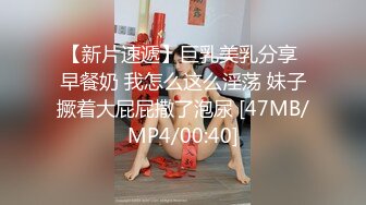 调教反差小骚货 让我用脚玩弄她，结果被操疼了，乖乖跪在床上翘起小屁屁迎接大肉棒进入，小白袜超级反差