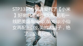 [MP4/ 974M] 人妻榨汁机跟两个年轻小哥激情3P给狼友看，淫乱的房间被两个小哥各种玩弄，揉奶玩逼道具玩弄