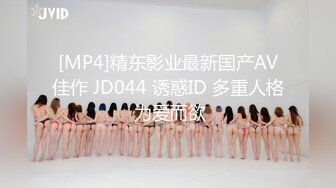 窗户缝偷窥楼下房东刚放学回家的女儿洗澡✿奶子还太小没有发育好