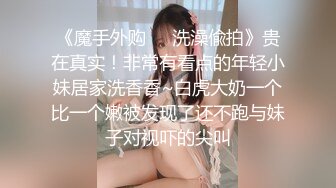 武汉美妖后TS时诗君君 性感妩媚黑丝调教贱奴，鸡巴瞬间就硬，塞进贱奴的嘴里舔地十分销魂，看得爽死啦 好美的妖棒！