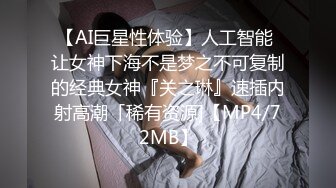 女友几乎贴在身边时被呢喃诱惑中出