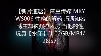 发现合租的室友是个Gay 就跟他一起勾引另一个直男室友,没想到竟然答应我们试一试