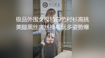 美女一点都不爱惜自己B，塞好几个假鸡巴折磨自己