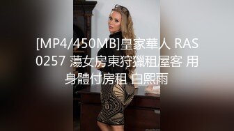 清纯卡哇伊18萝莉嫩妹 ，白色小吊带 ，厕所怼着小穴特写尿尿 ，给小男友口交 ，骑乘爆操 ，从下往上视角拍摄