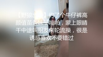 长腿美足女神穿上丝袜给男友足交然后撕开丝袜给大肉棒上下摩擦，绝对精彩