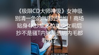 小区楼下女厕近距离偷窥红衣白裙美女的小黑鲍