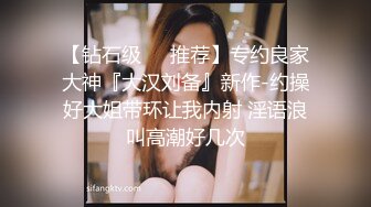 终于和极品白虎表妹突破性爱屏障，无套玩操白虎嫩穴，主动女上骑乘入穴