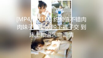 ✿极品反差少女『swag小静』极限露出挑战，在酒店大堂衣服掉下来了，周围都是人，长得越乖 玩的越嗨