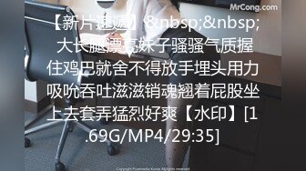 [MP4/ 874M] 双飞两个极品骚货，全程露脸黑丝高跟情趣，沙发上暴力打桩机，抗腿爆草轮流抽插