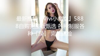 商场女厕蹲守运动装黄高v跟优雅白领,精致的湿滑骚穴被勒出骆驼趾