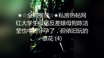 两个又骚又嫩的妹子一起大秀直播，苗条好身材非常性感，揉奶玩逼道具抽插精彩刺激不断