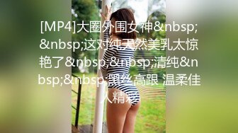 三月新流出完美角度写字楼女厕全景漏脸侧后拍 几十位白领小姐姐撅起屁股撒尿背带裤美女尿急不脱裤子撒尿 (4)